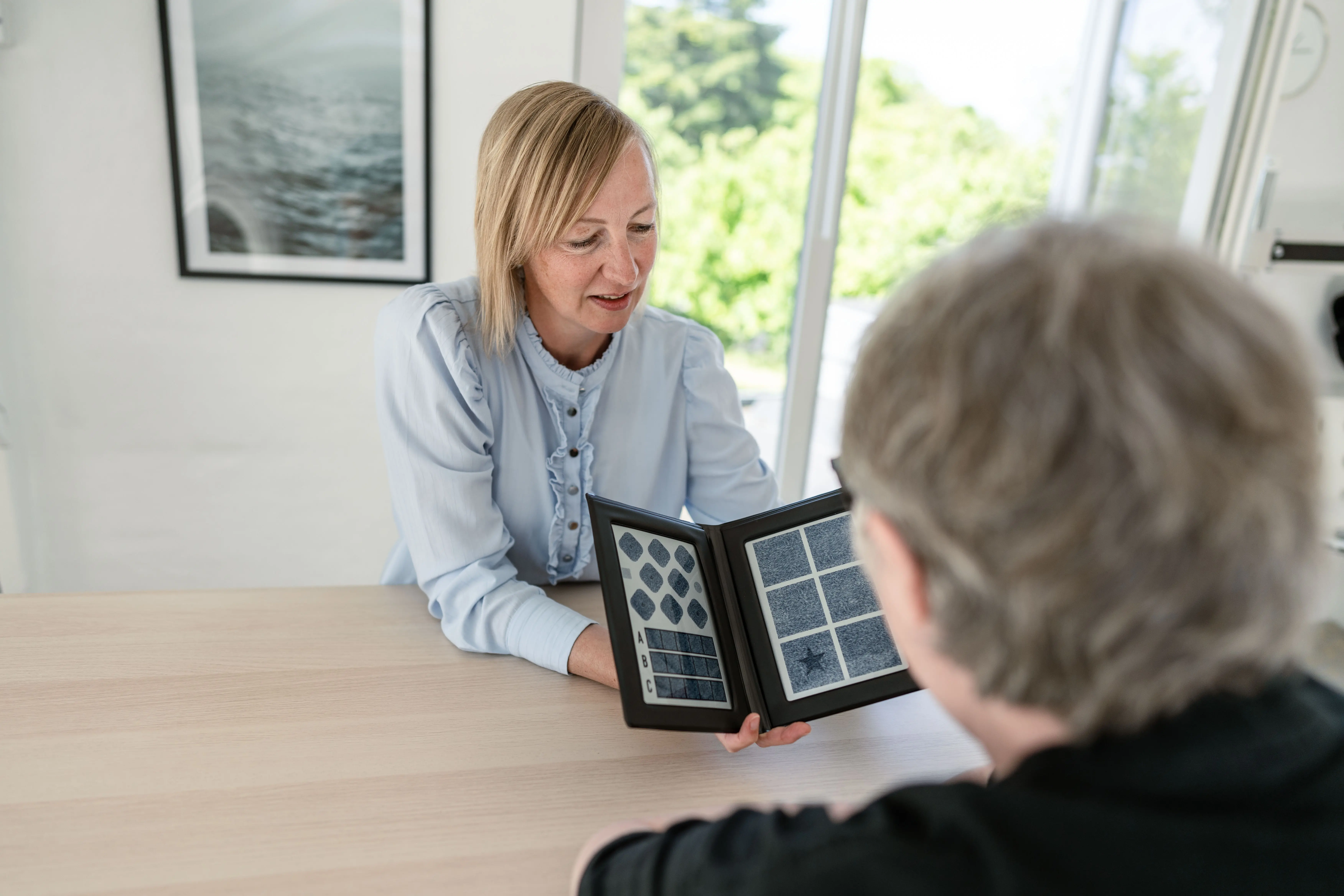 Neurooptometrist laver synstræning med patient.